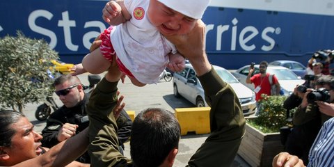 Πρόσφυγας απειλεί να πετάξει το μωρό του σε λιμενικό... 