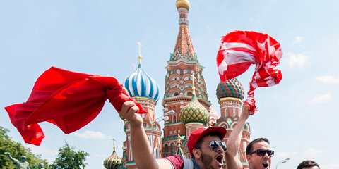 Πώρωση στην Κόκκινη πλατεία της Μόσχας από οπαδούς του Μαρόκο για το Μουντιάλ -Φωτογραφία: EPA/PETER POWELL