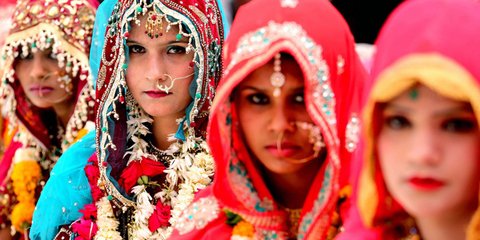 Ομαδικός -και χρωματιστός- γάμος στην Ινδία...