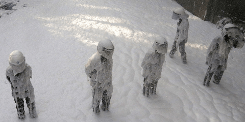 Αστυνομικοί στέκονται καλυμμένοι με αφρό. Τους κατάβρεξαν πυροσβέστες, στο κέντρο των Βρυξελλών, οι οποίοι έκαναν διαδήλωση διεκδικώντας καλύτερες συνθήκες εργασίας.