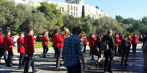 H μπάντα του δήμου Αθηναίων στην Ακρόπολη [εικόνα]