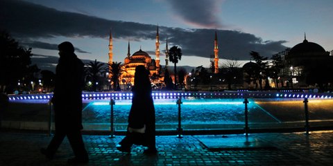 Τουρίστες στο κέντρο της Κωνσταντινούπολης μετά το τρομοκρατικό χτύπημα... 