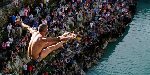 Θεαματική βουτιά στα παγωμένα νερά της Σλοβενίας