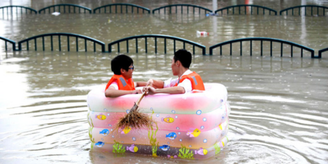 Βούλιαξε η Κίνα: Ισχυρές βροχοπτώσεις μετέτρεψαν τους δρόμους σε ποτάμια