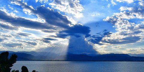 «Παιχνίδι» του ήλιου με τα σύννεφα