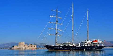 Εντυπωσιακό ιστιοφόρο στο Ναύπλιο