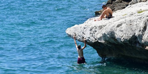 Ανέβηκε η θερμοκρασία, έτρεξαν στις παραλίες