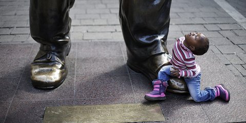 Ο μπόμπιρας που κοιτάζει με δέος το άγαλμα του Νέλσον Μαντέλα, προφανώς ακόμη δεν γνωρίζει πώς άλλαξε τη Νότια Αφρική ο ιστορικός ηγέτης της χώρας. Μεγαλώνοντας θα μάθει και εκείνος. Η αγάπη στο πρόσωπο του 95χρονου εκδηλώνεται καθημερινά, με τους συμπατρ