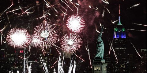 Πυροτεχνήματα στον ουρανό της Νέας Υόρκης.