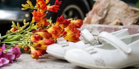 Σπαραγμός στον Νέο Κόσμο: Παιδικά παπούτσια και λουλούδια στο σημείο όπου έπεσε η μητέρα και το παιδί -Φωτογραφία: EUROKINISSI/ ΓΙΑΝΝΗΣ ΠΑΝΑΓΟΠΟΥΛΟΣ