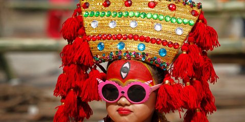 Ενα κορίτσι στο Νεπάλ συμμετέχει στις γιορτές για θεά Kumari -Φωτογραφία: AP Photo/Niranjan Shrestha