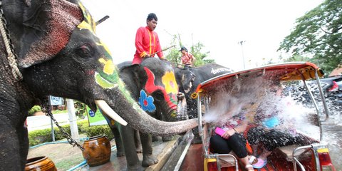 Στην Ταϊλάνδη έχουν Πρωτοχρονιά και το γιορτάζουν δεόντως– Φωτογραφία:  AP Photo/Sakchai Lalit