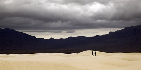 Νέο Μεξικό: Μια ονειρική βόλτα στους αμμόλοφους, με φόντο την καταιγίδα -Φωτογραφία: AP Photo/Eric Gay