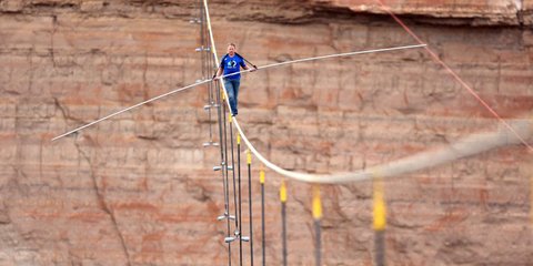 Ο σχοινοβάτης Νικ Βαλέντα διασχίζει το φαράγγι του Γκραντ Κάνιον σε τεντωμένο συρματόσχοινο, χωρίς κανένα απολύτως προστατευτικό μέσο. Απόσταση 427 μέτρων σε  ύψος 400 μέτρων πάνω από τον ποταμό Κολοράντο