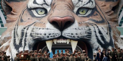 Στρατιώτες της Βόρειας Κορέας έξω από τον Ζωολογικό Κήπο της Πιονγιάνγκ - Φωτογραφία: AP Photo/Wong Maye-E