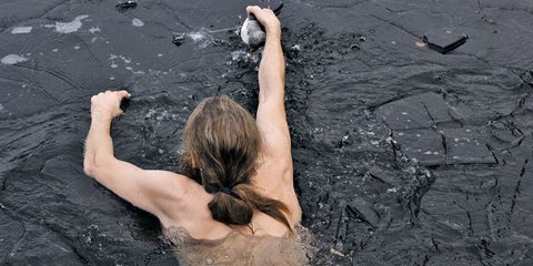 O Γιόρουν Λανγκόιεν βούτηξε στην παγωμένη λίμνη της Νορβηγίας μόνο και μόνο για να σώσει ένα παπί [εικόνες]