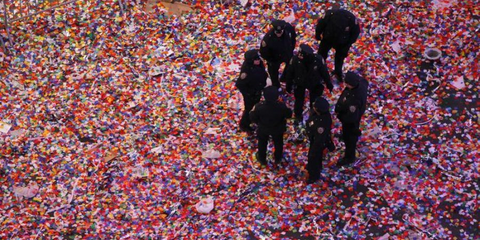 Ο,τι απέμεινε από τις εκδηλώσεις της Πρωτοχρονιάς στο Times Square της Νέας Υόρκης.