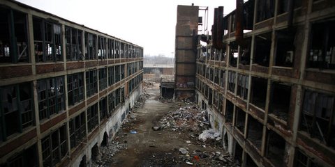 Motor City αποκαλούσαν άλλοτε την πόλη του Ντιτρόιτ. Τότε που ήταν στο απόγειο της δόξας της χάρη στην αυτοκινητοβιομηχανία. Πλέον είναι μια πόλη-φάντασμα. Κατέθεσε αίτηση πτώχευσης και είναι η μεγαλύτερη πόλη στην ιστορία των ΗΠΑ που χρεοκοπεί.