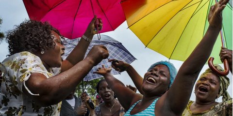 Η γυναίκα που νίκησε τον Εμπολα: Νοσοκόμα στη Λιβερία γλύτωσε από την ασθένεια και το γιορτάζει