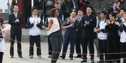 Στις γυμναστικές επιδείξεις το έριξε η Μισέλ Ομπάμα κατά την επίσκεψή της στην Κίνα. Μετά από την παρτίδα πινγκ πονγκ, που έπαιξε την πρώτη ημέρα, έγινε... παιδούλα κάνοντας σχοινάκι, με τους παρευρισκόμενους να τη χειροκροτούν. Μάλιστα, δεν παρέλειψε να 