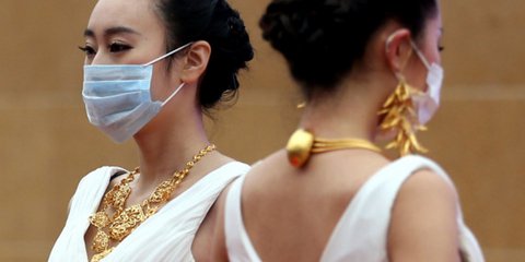 Αρρωστημένη ομορφιά; Κατά κάποιο τρόπο. Τα μοντέλα αναγκάστηκαν να φορέσουν χειρουργικές μάσκες σε επίδειξη μόδας, προκειμένου να μην ασθενήσουν εξαιτίας της ατμοσφαιρικής μόλυνσης στην ανατολική Κίνα. Τα επίπεδα των αιωρουμένων σωματιδιών (ΡΜ2.5) έχουν φ