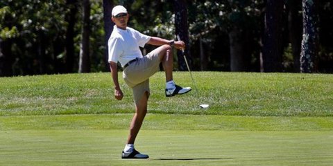 Ο Μπαράκ Ομπάμα μετά τη συνάντησή του με τον Αντώνη Σαμαρά εγκατέλειψε την Ουάσινγκτον και απολαμβάνει τις καλοκαιρινές του διακοπές στο προεδρικό καταφύγιο Martha's Vineyard παίζοντας γκολφ.