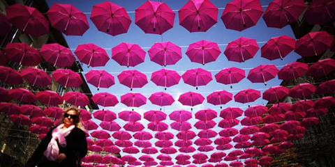 Ο πολύχρωμος δρόμος με τις ομπρέλες σε πόλη της Πορτογαλίας που ξεσηκώνει μικρούς και μεγάλους