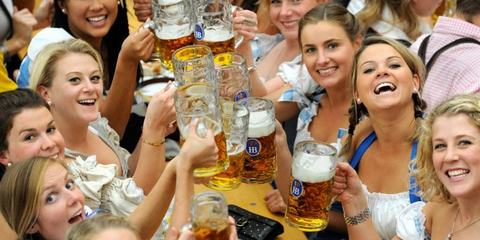 Το μεγαλύτερο φεστιβάλ μπίρας στον κόσμο ξεκίνησε στις 21 Σεπτεμβρίου στο Μόναχο. Το 180στό Oktoberfest αναμένεται να προσελκύσει πάνω από έξι εκατομμύρια επισκέπτες και θα ρίξει αυλαία στις 6 Οκτωβρίου.