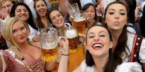 Οι Γερμανοί υψώνουν τα ποτήρια τους 