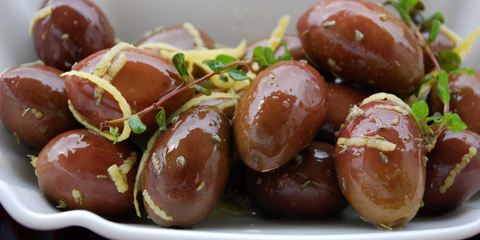 Καταναλώνοντας 3-4 ελιές τη μέρα ή 3 κουταλιές της σούπας ωμό έξτρα παρθένο ελαιόλαδο προστατεύετε τον οργανισμό σας από τον καρκίνο. Μία πολυφαινόλη που περιέχει η ελιά, η υδροξυτυροσόλη, καταστρέφει τα καρκινικά κύτταρα και εμποδίζει τον πολλαπλασιασμό 