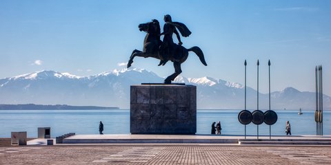 Ο Μεγαλέξανδρος, ο Θερμαϊκός και στο βάθος ο χιονισμένος Ολυμπος -Φωτογραφία: ΜΟΤΙΟΝΤΕΑΜ/ΒΕΡΒΕΡΙΔΗΣ ΒΑΣΙΛΗΣ