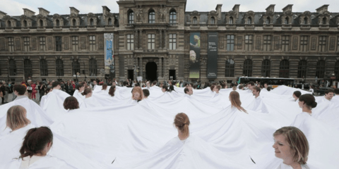 Λευκό σεντόνι στην Οπερα: Μία εντυπωσιακή παράσταση στην πλατεία Palais-Royal