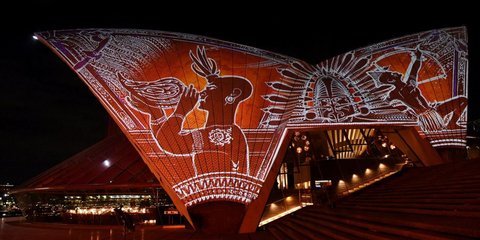 «Φώτα νερού»: Η μεταμόρφωση της Οπερας του Σίδνει με προτζέκτορες - Φωτογραφία: EPA/PAUL MILLER 