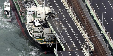 Ο τυφώνας «έστειλε» τάνκερ πάνω σε γέφυρα