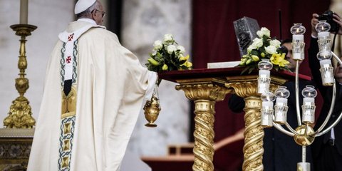 Οκτώ μικρά οστά που θεωρείται ότι είναι του Απόστολου Πέτρου εξετέθησαν για πρώτη φορά σε κοινή θέα στο Βατικανό, την Κυριακή. «Μερικά από τα οστά, που βρέθηκαν σε υπόγειο χώρο της Βασιλικής του Βατικανού και τα οποία θεωρούνται ότι είναι του ευλογημένου 