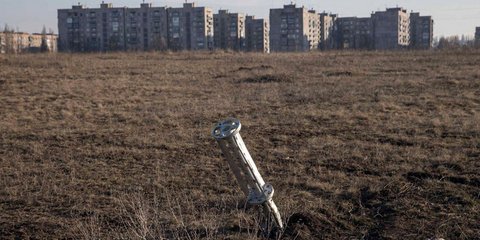 Ενα άδειο πυρομαχικό διασποράς καρφωμένο στο έδαφος -Η Ουκρανία στην εποχή της ανακωχής