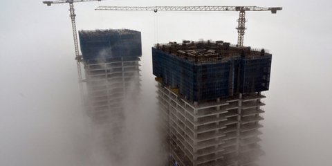 Κατασκευάζοντας ουρανοξύστες μέσα στα σύννεφα. Ο φακός του Reuters έκανε «κλικ» στα θηρία που... σηκώνονται στην ομίχλη