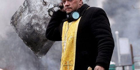 Ο ιερέας με το σιδερένιο βλέμμα και τα Ορθόδοξα ράσα