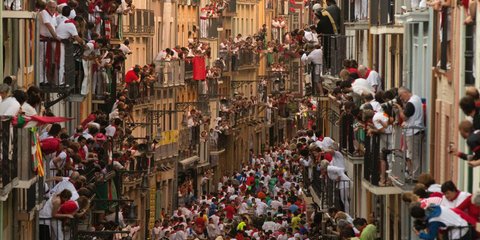 Εξι ταύροι καθοδηγούμενοι από έξι μοσχάρια αφήνονται ελεύθεροι στους δρόμους της παλαιάς πόλης της Παμπλόνας, στη βόρειο Ισπανία, ακολουθούμενοι από χιλιάδες συμμετέχοντες στην κούρσα. Αυτό το αδιανόητα βάρβαρο έθιμο προκάλεσε τον τραυματισμό 23 ανθρώπων.