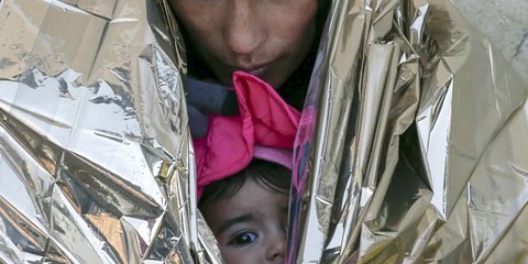 Πρόσφυγες στην παγωνιά περιμένουν το τρένο για την Κροατία... 