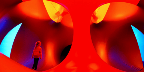 Στη χώρα των θαυμάτων: Εξερευνώντας το γλυπτό Exxopolis στο Φεστιβάλ της Βρισβάνης