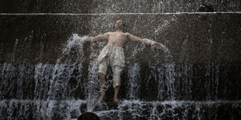 Αφόρητη ζέστη στο Πακιστάν: Κάτοικος του Ισλαμαμπάντ προσπαθεί να βρει δροσιά