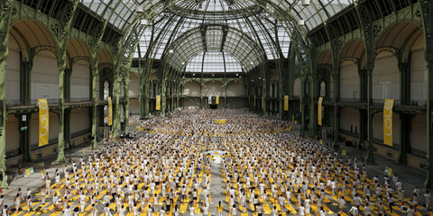 H καναδέζικη μάρκα γυναικείων εσωρούχων Lole, διάσημη για το ζεν μάρκετινγ που προωθεί, διοργάνωσε την περασμένη Κυριακή ένα γιγαντιαίο θέαμα γιόγκα στο Μεγάλο Παλάτι στου Παρισιού όπου 4.000 άτομα ήταν καλεσμένα να συμμετάσχουν.