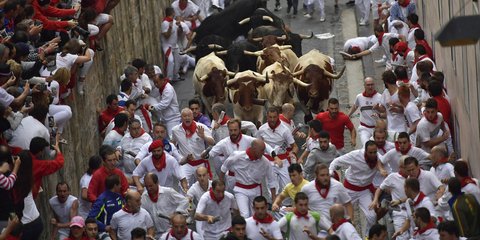 Τρέχουν να γλιτώσουν από τους ταύρους