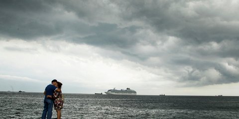 Τρυφερό τετ α τετ στον βροχερό Παναμά -Φωτογραφία: AP Photo/Arnulfo Franco