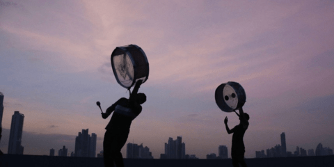 Η εικόνα της ημέρας: Χτυπώντας τα τύμπανα το σούρουπο στην παραλία 