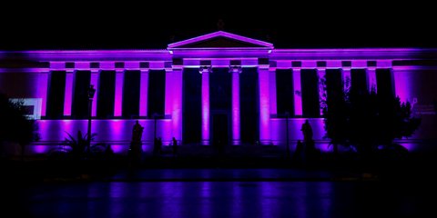 Το Πανεπιστήμιο Αθηνών φωταγωγημένο για την Παγκόσμια Ημέρα καρκίνου του παγκρέατος -Φωτογραφία: EUROKINISSI/ΓΙΑΝΝΗΣ ΠΑΝΑΓΟΠΟΥΛΟΣ