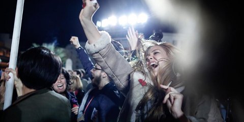 Τρελοί πανηγυρισμοί το βράδυ στα Προπύλαια για τη νίκη Τσίπρα... 