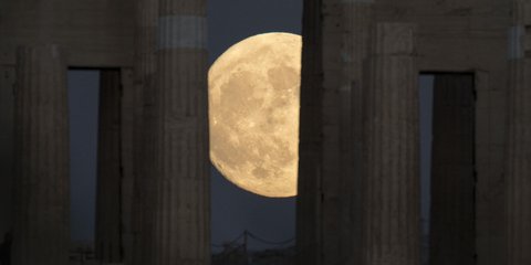 Μια μέρα πριν ανατείλει η μεγαλύτερη και πιο φωτεινή πανσέληνος -Φωτογραφία: Andrea Bonetti / SOOC