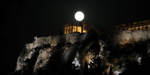 Η αυγουστιάτικη πανσέληνος «λούζει» την Ακρόπολη - Φωτογραφία: EUROKINISSI/ΓΙΑΝΝΗΣ ΠΑΝΑΓΟΠΟΥΛΟΣ